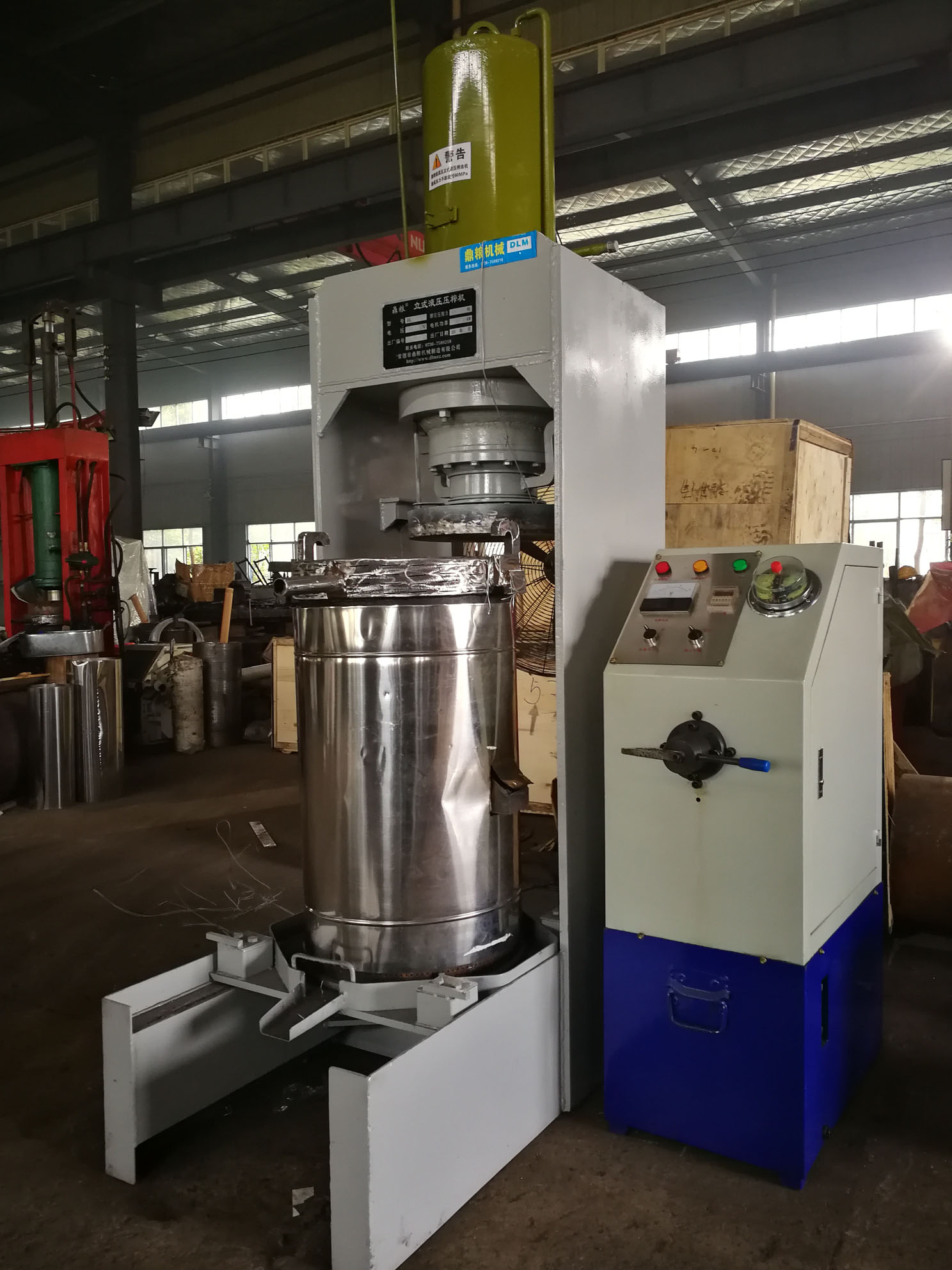 不銹鋼超高壓立式液壓壓榨機(jī)，果汁壓榨機(jī)，果渣壓榨機(jī)，藥材壓榨，油渣處理，白土壓榨